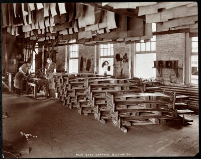 Innenansicht von zwei Männern, die mit Leder bei der New York Leather Belting Co. arbeiten, New York, 1905 von Byron Company